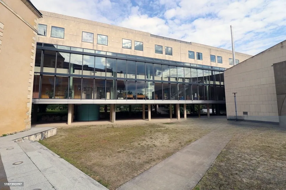 Bâtiment comportant extérieur à l'abandon